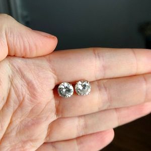 Circular stud earrings